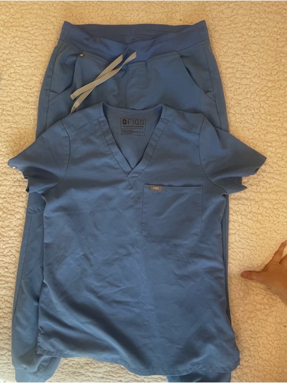 Figs Women’s Scrub set in Ceil Blue.  Top is XS and joggers are a small.